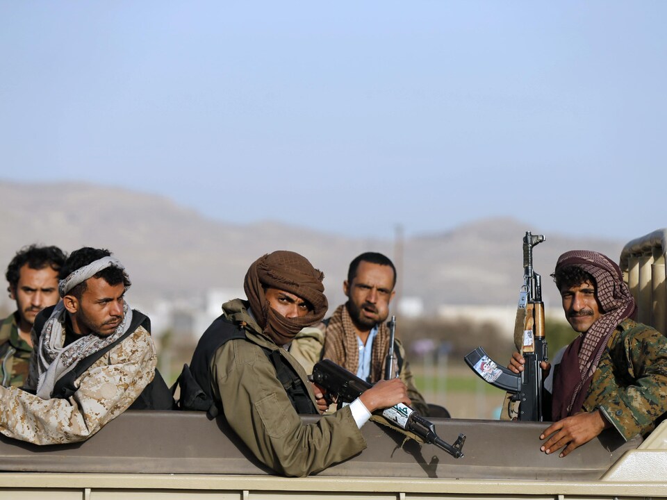 Des hommes armés à bord d’un camion.