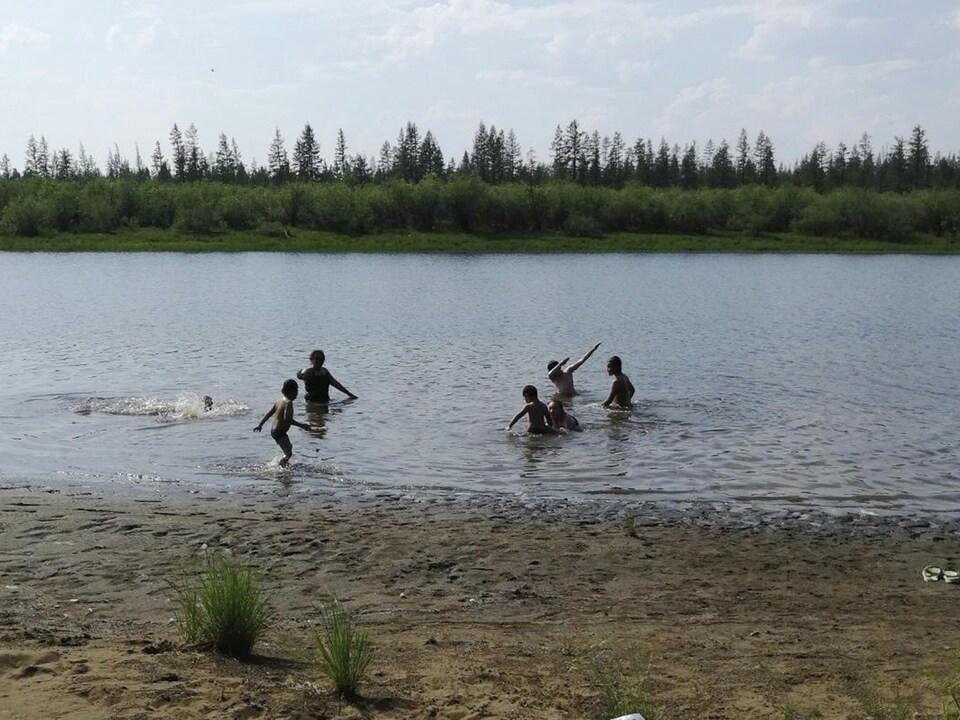 Des enfants se baignant dans un lac.