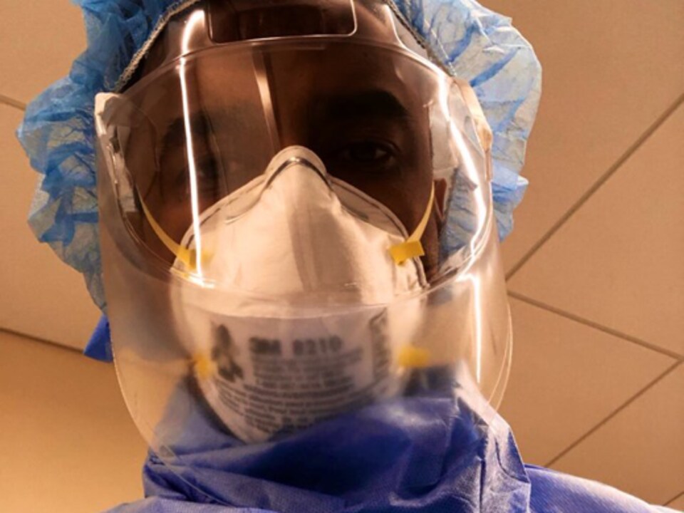 Un médecin qui porte un masque N95.