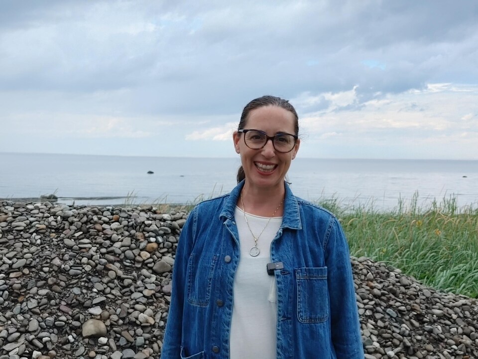 Rosetta Elkin souriant devant la rive du fleuve Saint-Laurent, à Sainte-Flavie.