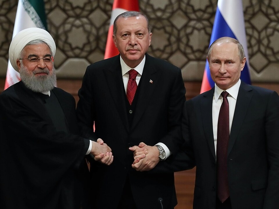 Le président iranien, Hassan Rouhani, le président turc, Recep Tayyip Erdogan, et le président russe, Vladimir Poutine, se serrent la main.