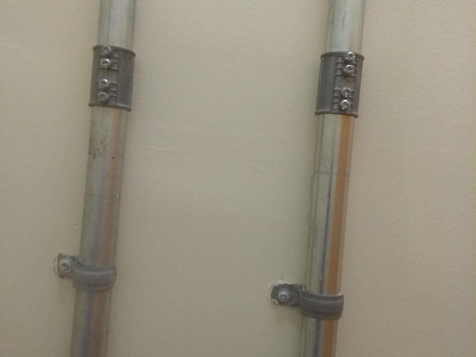 Des tuyaux avec des vis apparentes dans les salles d'apaisement utilisées à l'école de L'Étincelle pour les élèves en crise.