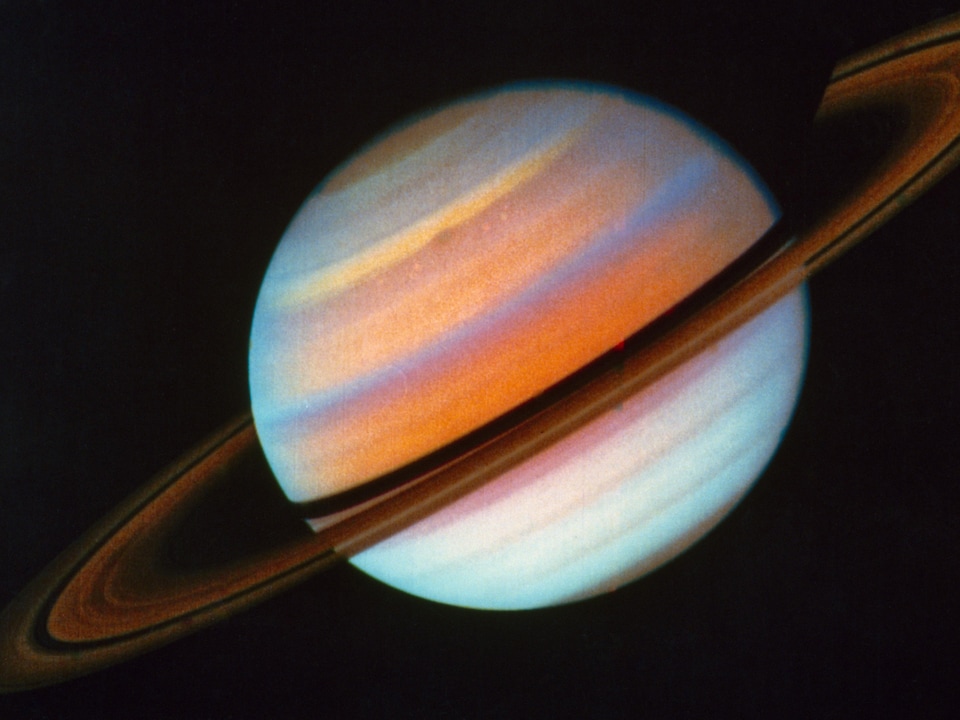 Image de Saturne captée le 18 octobre 1980 par la sonde Voyager 1.