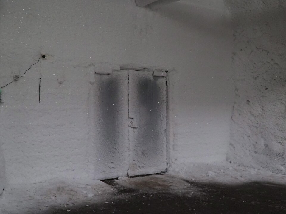 La porte de la chambre forte, complètement gelée