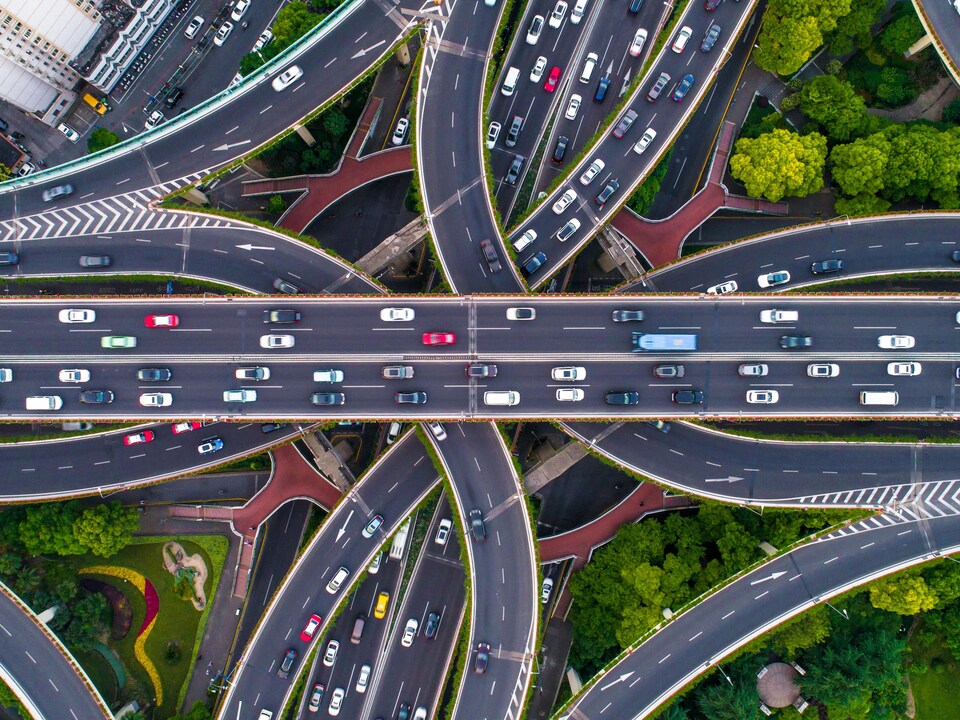 Vue aérienne d'autoroutes dans la ville de Shanghai.