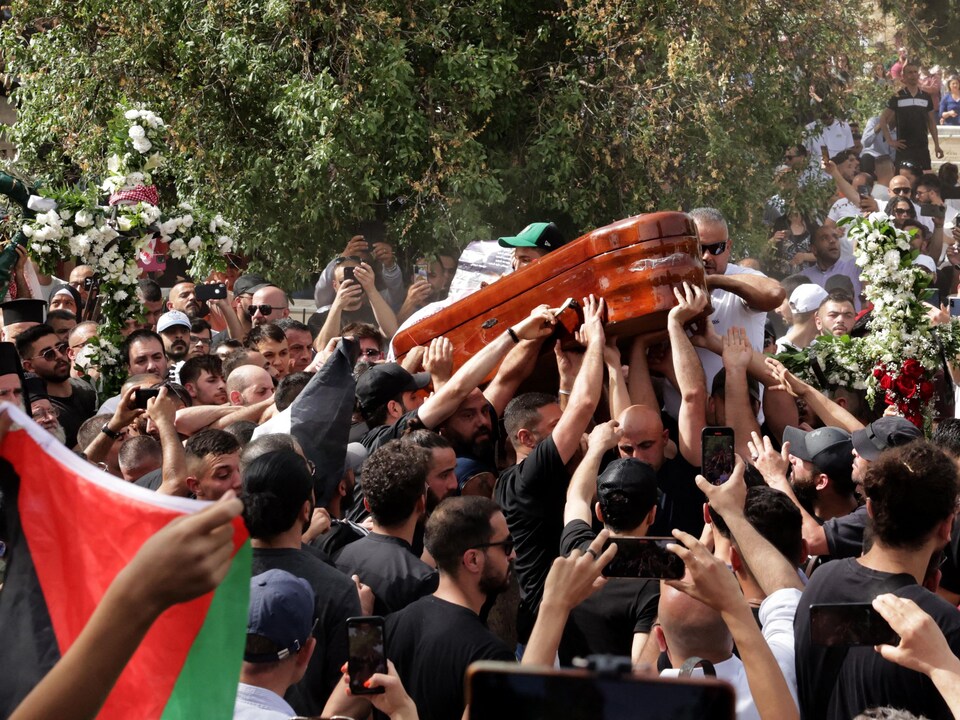 Une foule tient le cercueil de la journaliste Shireen Abu Akleh.