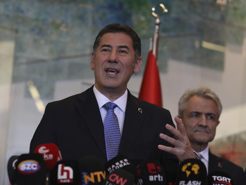Sinan Ogan s'adresse à la presse, à Ankara, le 12 avril 2023.