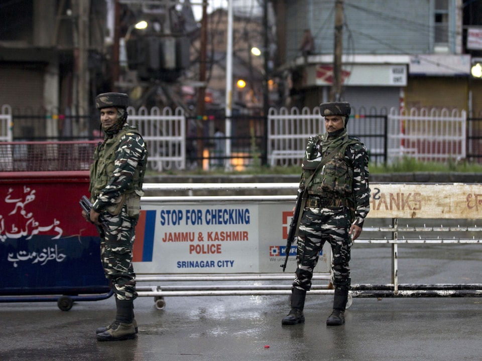Des soldats indiens à la frontière.