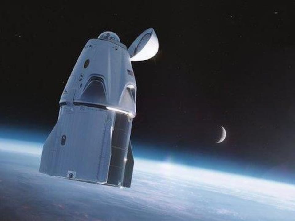 Description of the Crew Dragon Capsule in Earth Orbit.