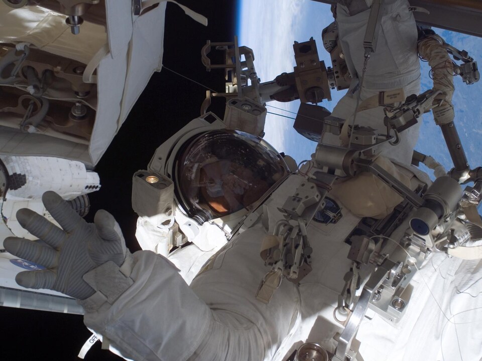 Steve MacLean lors de sa sortie dans l'espace du 13 septembre 2006.