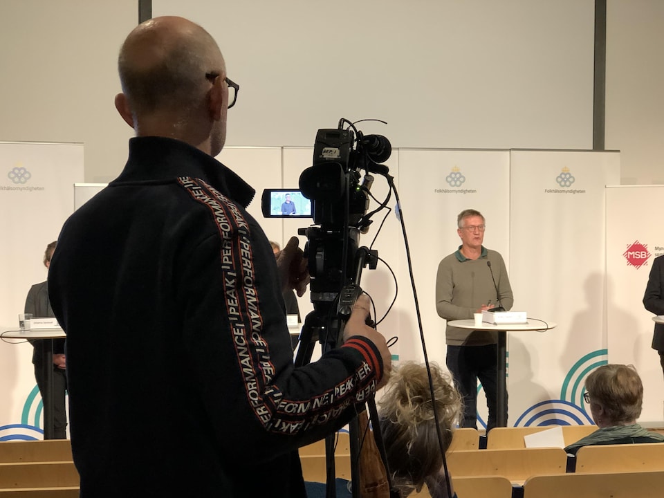Anders Tegnell se tient debout devant des journalistes.