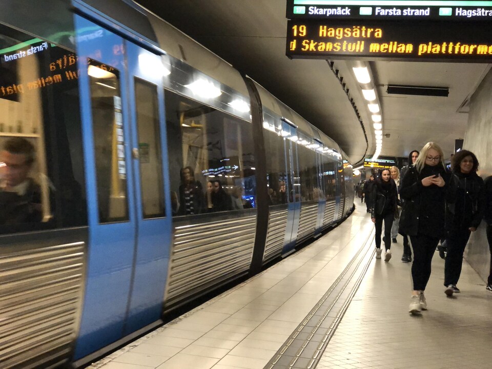 Des usagers du métro de Stockholm.