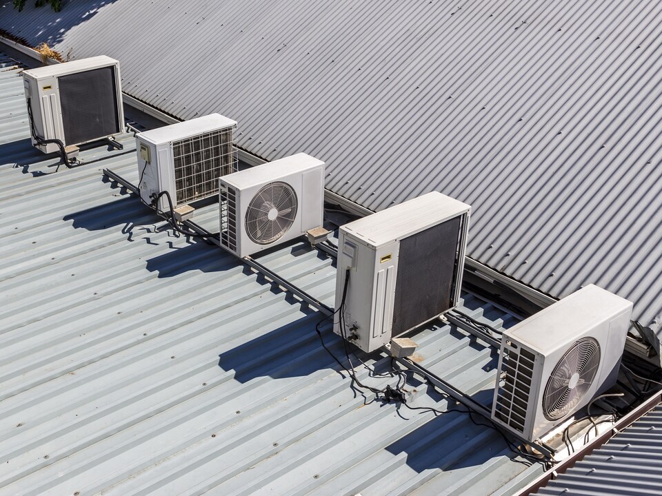 Un système de ventilation mécanique sur toit.
