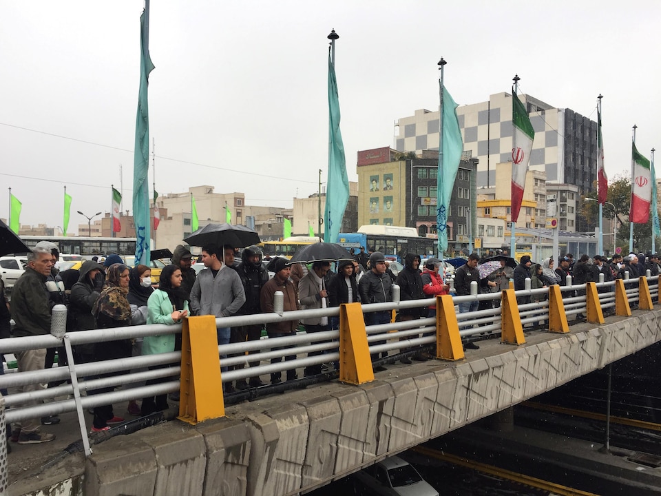 Des manifestants sur un pont à Téhéran.