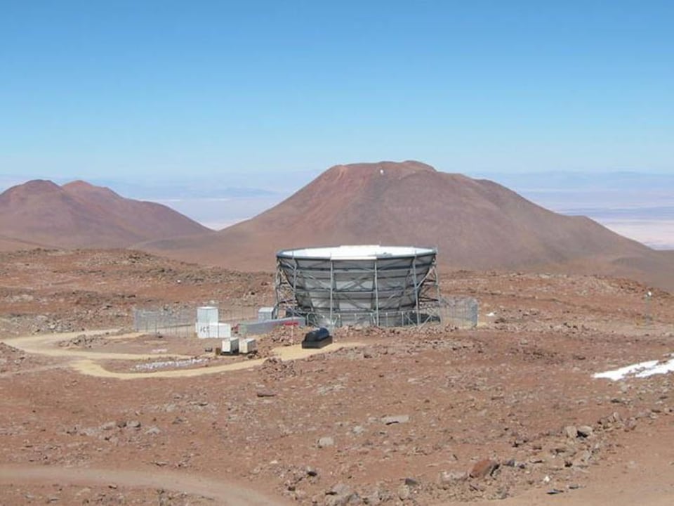 Le télescope cosmologique d'Atacama se trouve dans un paysage désertique du Chili.