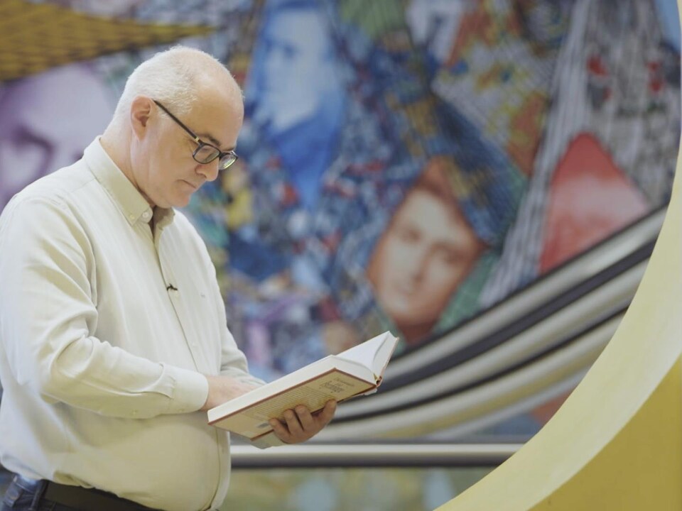 M. Baccino regarde un livre.