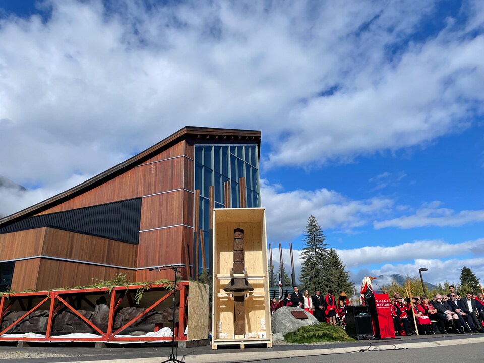 Le mât totémique de la Nation Nisga’a, encore dans sa caisse en bois, est exposé lors de la cérémonie du 29 septembre 2023. 