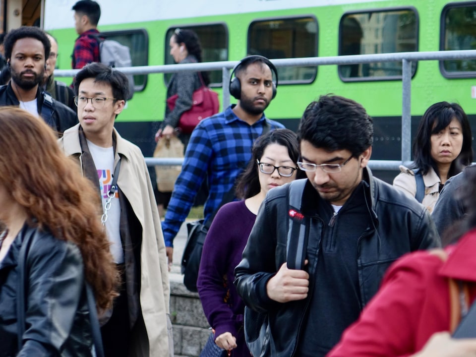 Des passagers viennent de sortir du train de banlieue dans la région de Toronto.