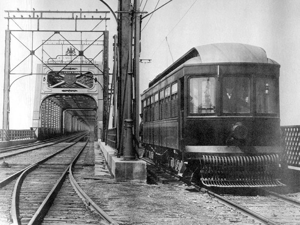Le premier tramway du Montreal & Southern Counties arrive à Saint-Lambert via le pont Victoria, en 1909.