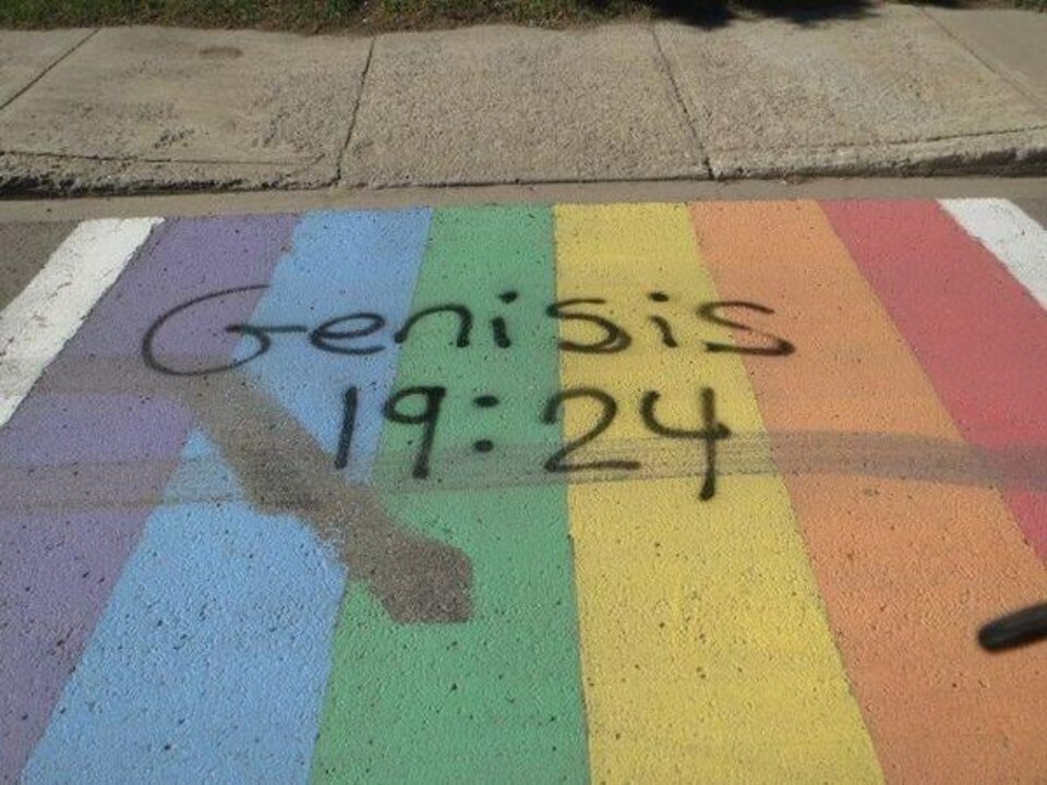 Un passage piétonnier aux couleurs du drapeau LGBT à Warman, en Saskatchewan, a été vandalisé, couvert d'insultes homophobes en juillet 2022.