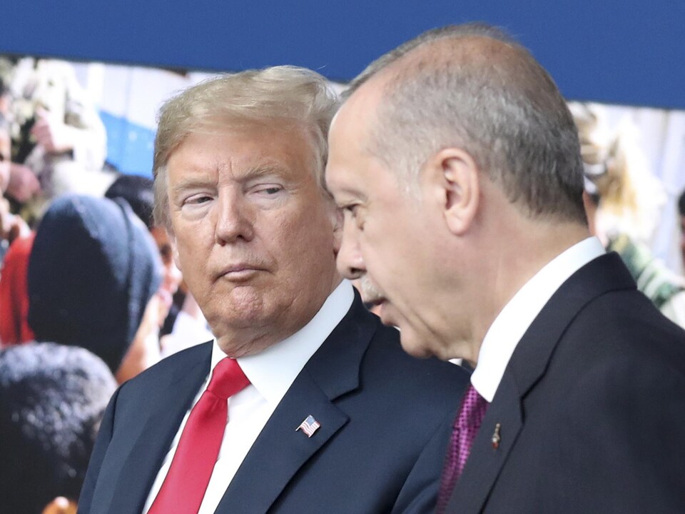Donald Trump et Recep Tayyip Erdogan discutent. 