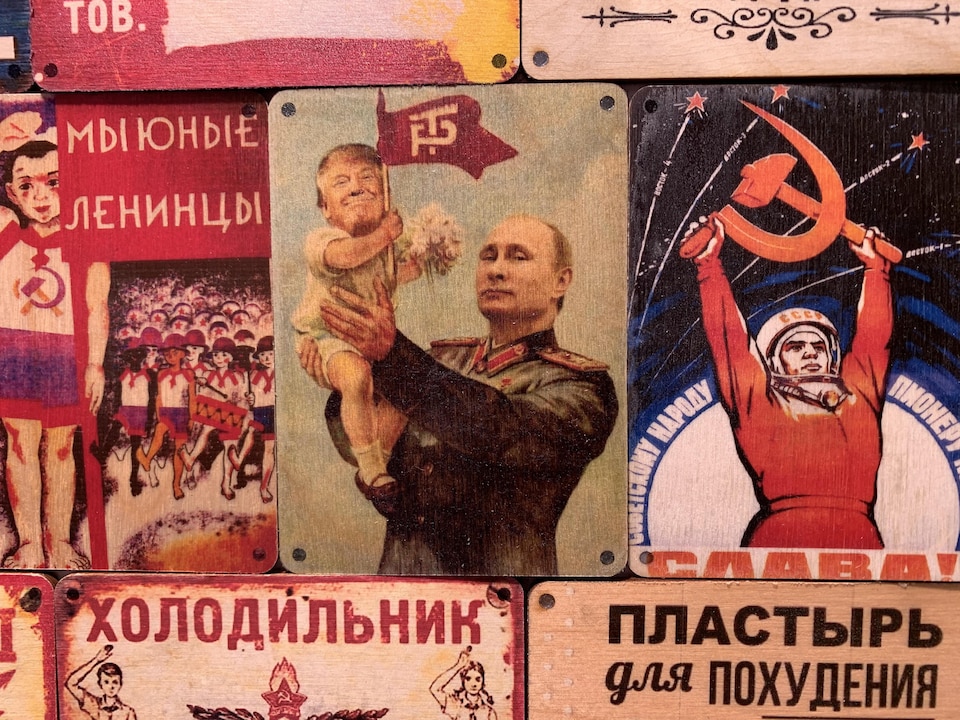 Un aimant sur lequel on retrouve Vladimir Poutine portant un enfant ayant la tête de Donald Trump.
