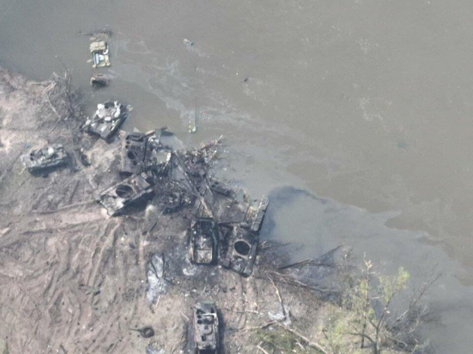 Des véhicules blindés détruits sur le bord de la rivière Donets. 