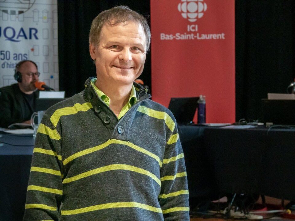 Dominique Berteaux sur le plateau radio de l'émission Info-réveil lors d'une sortie à l'UQAR