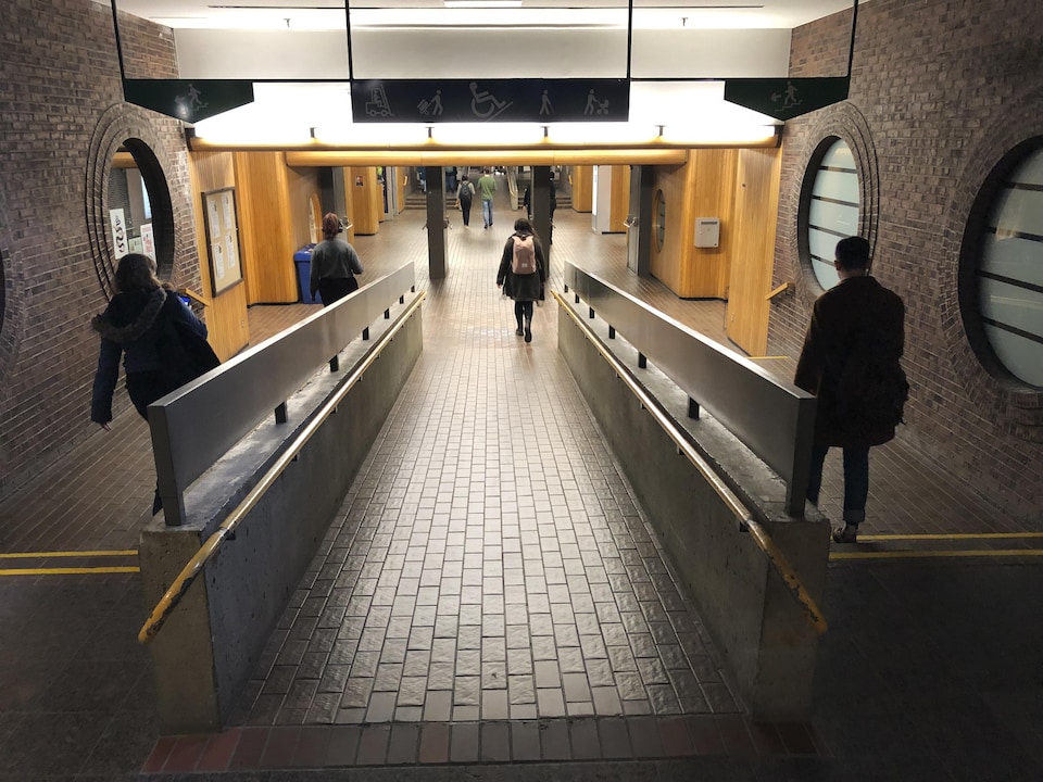 Des étudiants en chemin vers leurs cours à l'UQAM.

