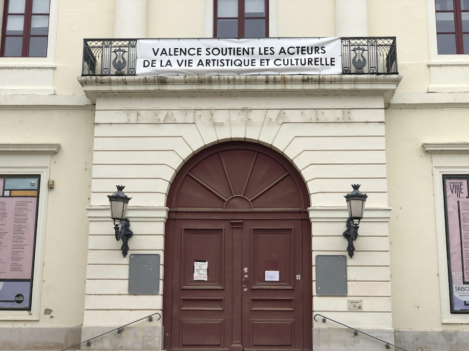 Sur l'une des entrées de la mairie de la ville de Valence, on voit une banderole où il est écrit : « Valence soutient les acteurs de la vie artistique et culturelle ».