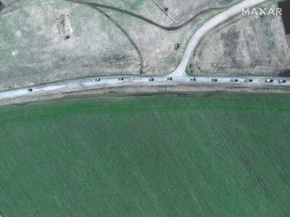 Une image satellite montre des chars russes sur une route en Ukraine.