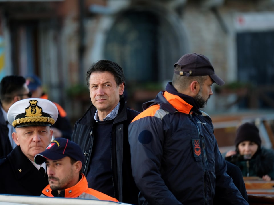 Le premier ministre italien, Giuseppe Conte, est entouré d'officiers et d'hommes de la Marine.