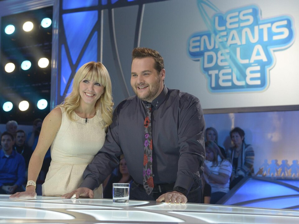 Véronique Cloutier et Antoine Bertrand, tout sourire, sur le plateau de l'émission au studio 42.