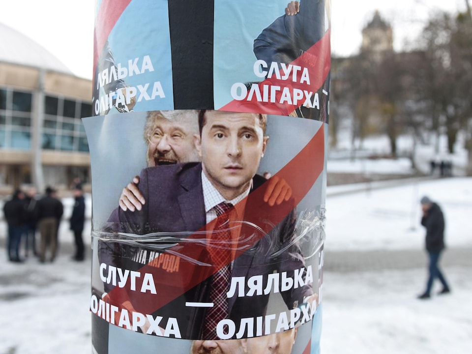 Une affiche sur un poteau montre Zelensky et Kolomoïsky.