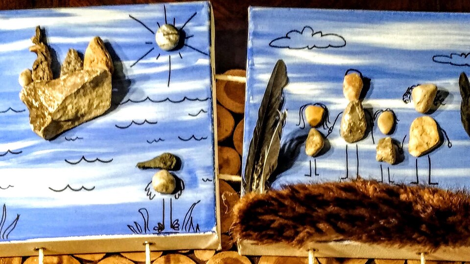 Tableaux créés avec des cailloux et des plumes d'oiseaux ramassés au bord du lac. 