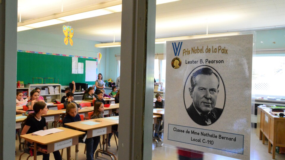 Une affiche représentant Lester B. Pearson à l'entrée d'une classe d'école.