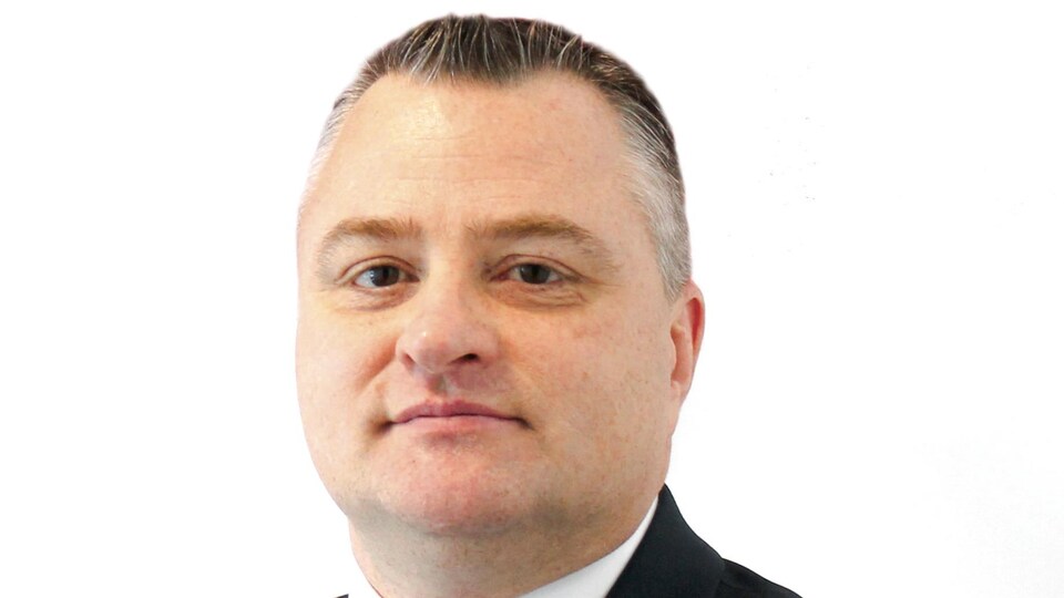 Éric Plourde, entraîneur-chef de l'équipe de hockey masculin.