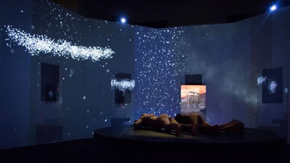 Une photo de l'exposition, Pompéi. Cité immortelle, où l'on aperçoit 3 corps dans un décor nocturne, sera présentée du 18 novembre 2021 au 11 septembre 2022.