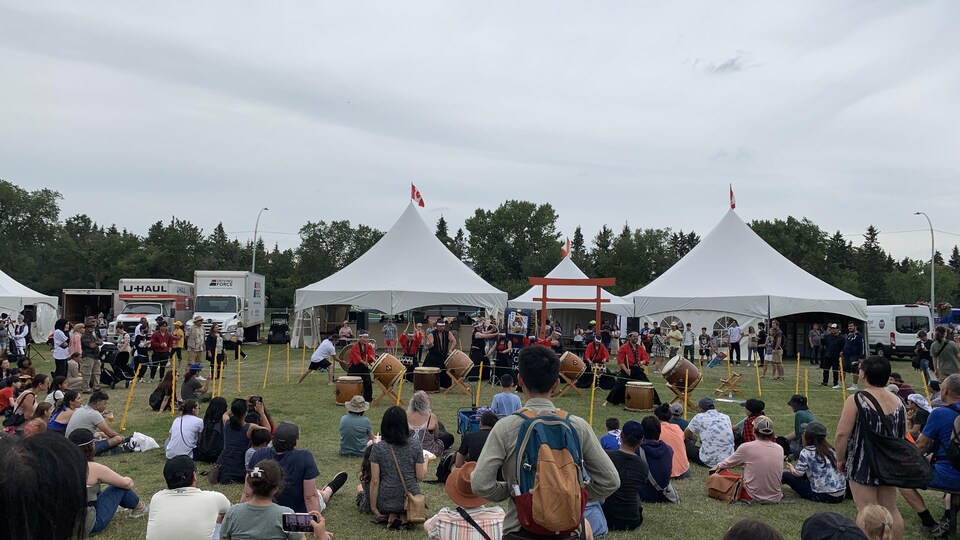 Le public devant quelques pavillons du Festival du patrimoine d'Edmonton, le 1er août 2022.