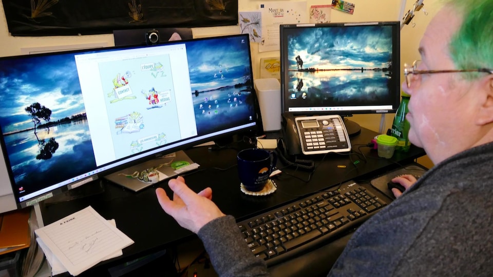 Femme devant un ordinateur qui montre des images de grenouilles.