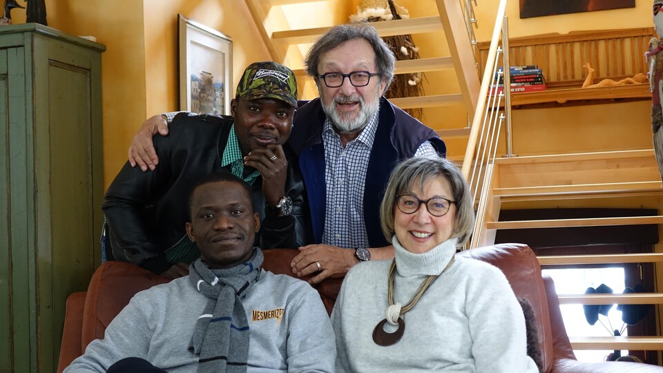 Colette, Davy, Mouctar et Arthur pausent pour une photo de famille.