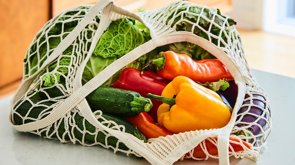 Des légumes frais dans un sac réutilisable en coton.