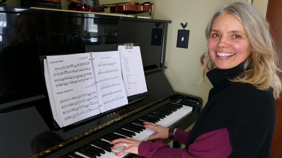 Liliane Régnier devant un piano.  