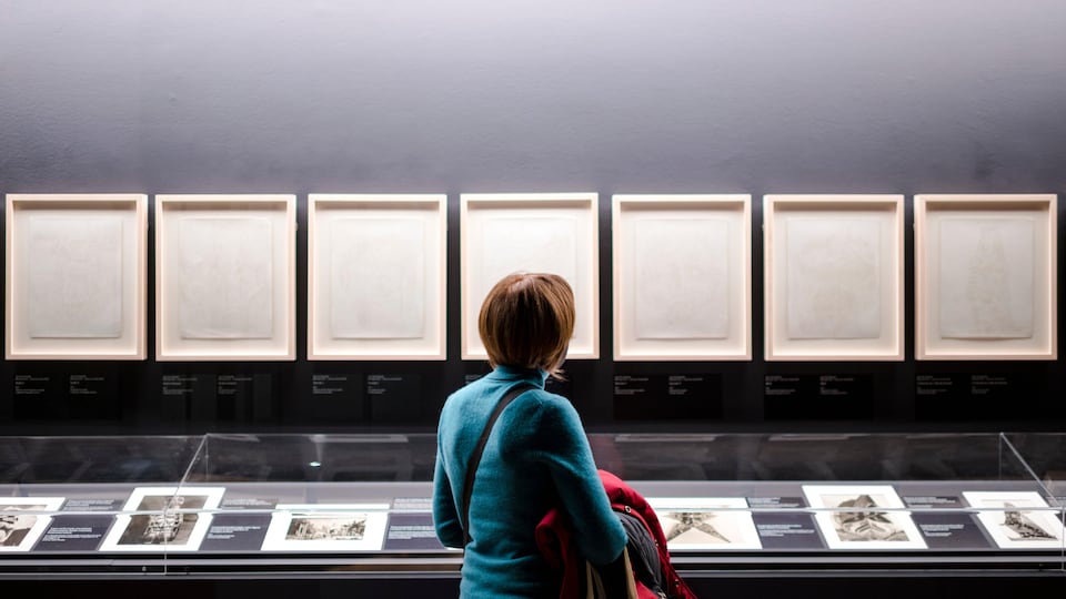 Une visiteuse observe une exposition au Musée des beaux arts de Montréal.