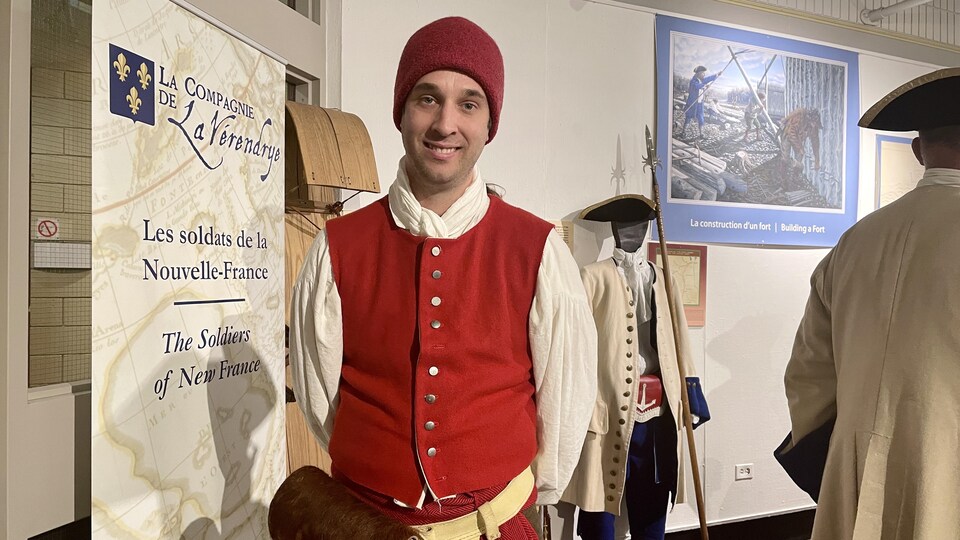 Homme habillé comme un soldat de la Compagnie de la Vérendrye qui sourit. 