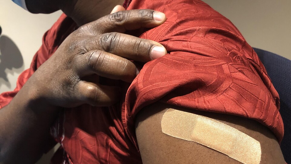 Un bras après avoir reçu un vaccin contre la COVID-19