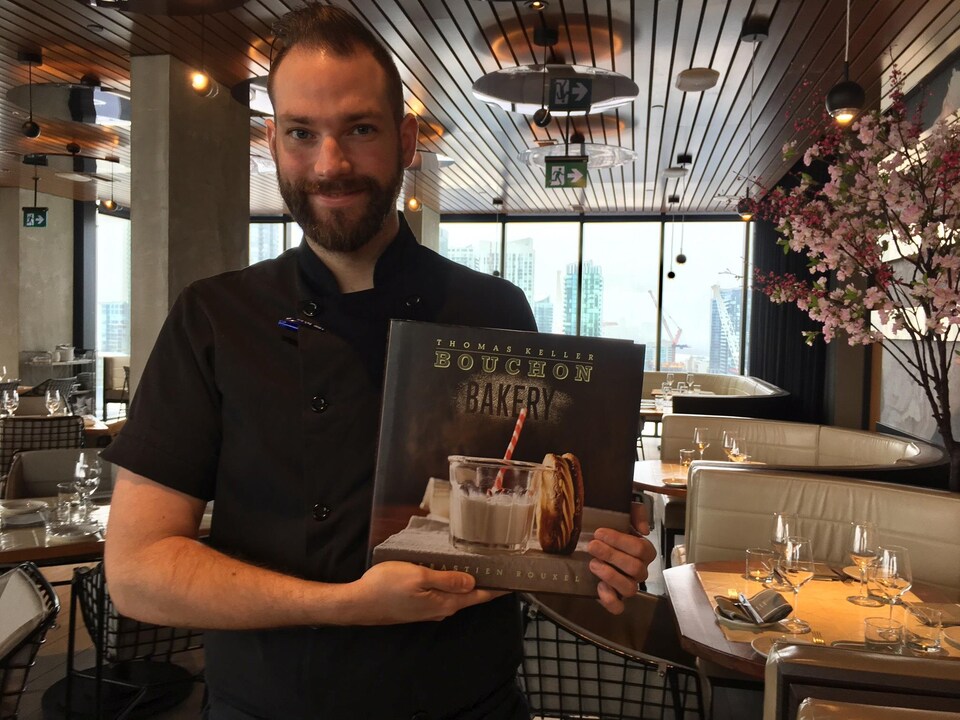 Le chef du restaurant Lavelle, de Toronto pose avec sa suggestion de lectures.