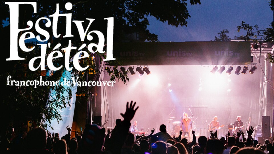 l'affiche du festival, une foule en plein air devant une scène où des artistes se produisent.
