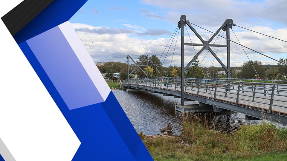 Le pont sur la Rivière-Matane dans le parc situé à côté de l'hôtel de ville.