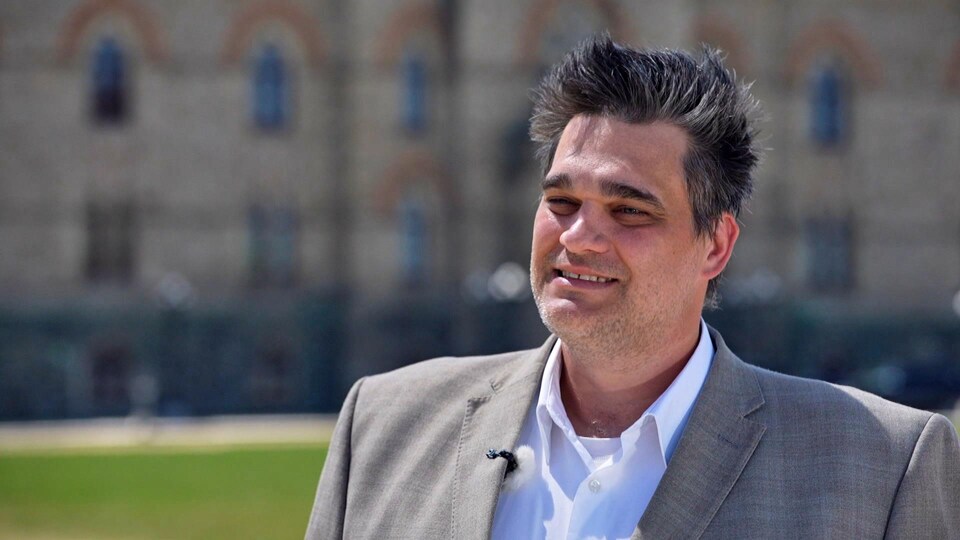 Yan Plante, ex-stratège conservateur, en entrevue sur la colline du Parlement.